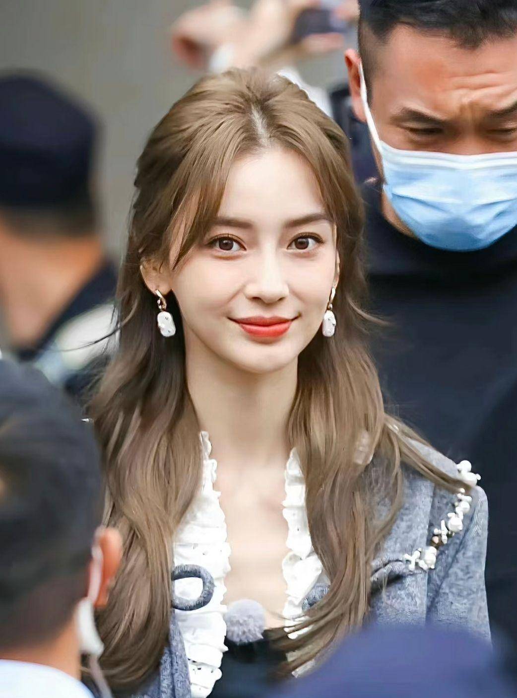 有着天使般外貌的杨颖,一直都是一头天生的长发.