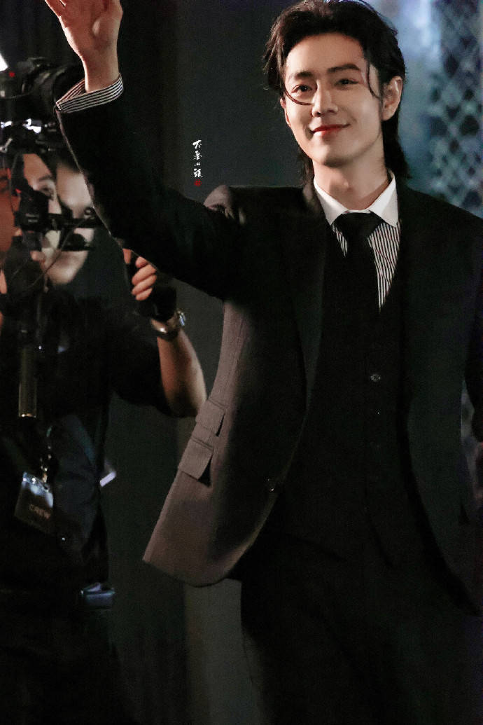 肖战不经意的时尚赢了lv大秀!不动则已,动则惊艳世界_品牌_低调_国际