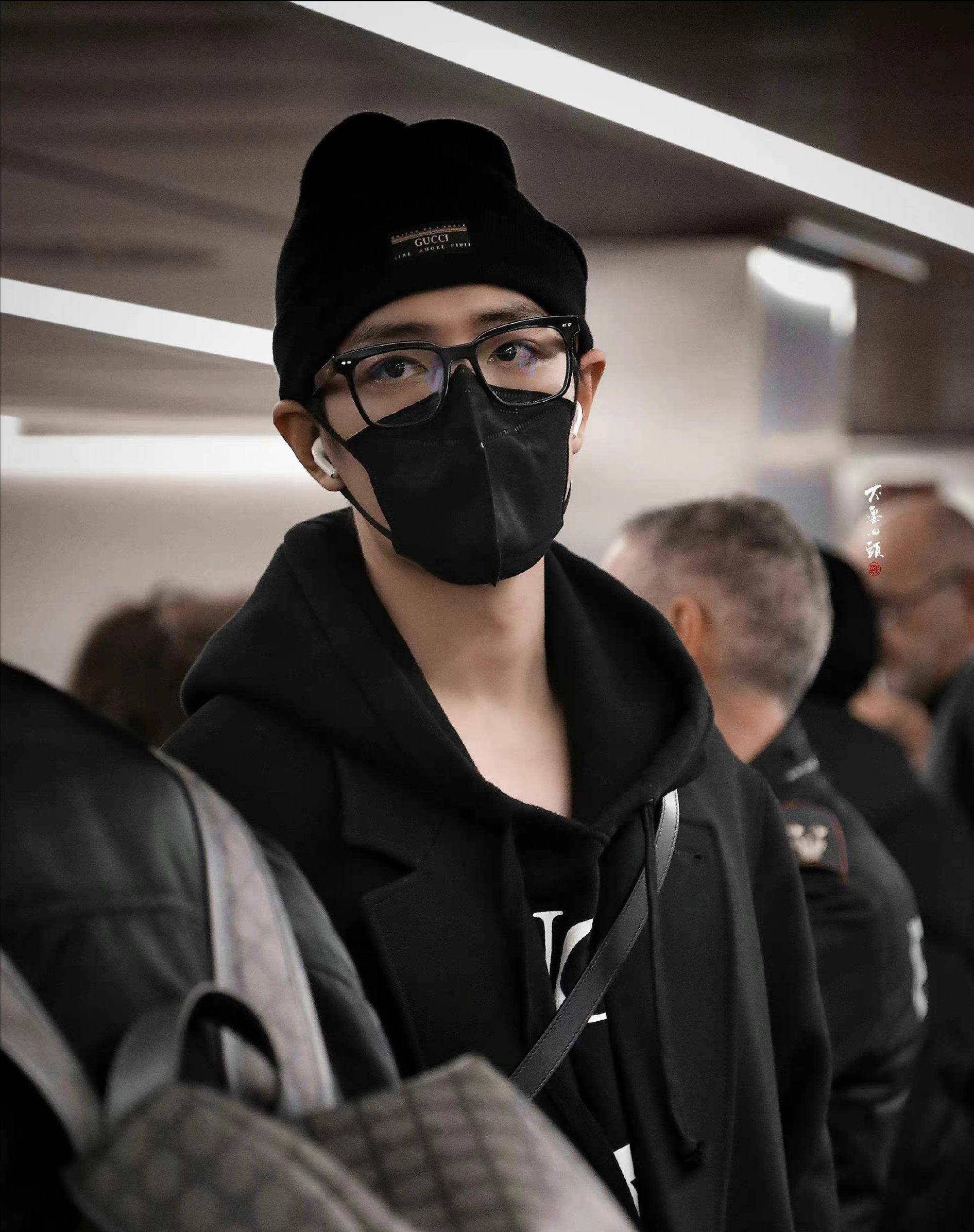 肖战机场路透,上海行启程,粉丝欢呼:好久不见,私服依旧吸睛!