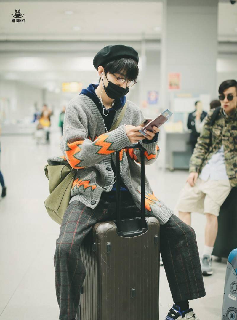 颜值是肖战最不用提的地方,为助理撑伞,帮工作人员拿行李才最赞_五官