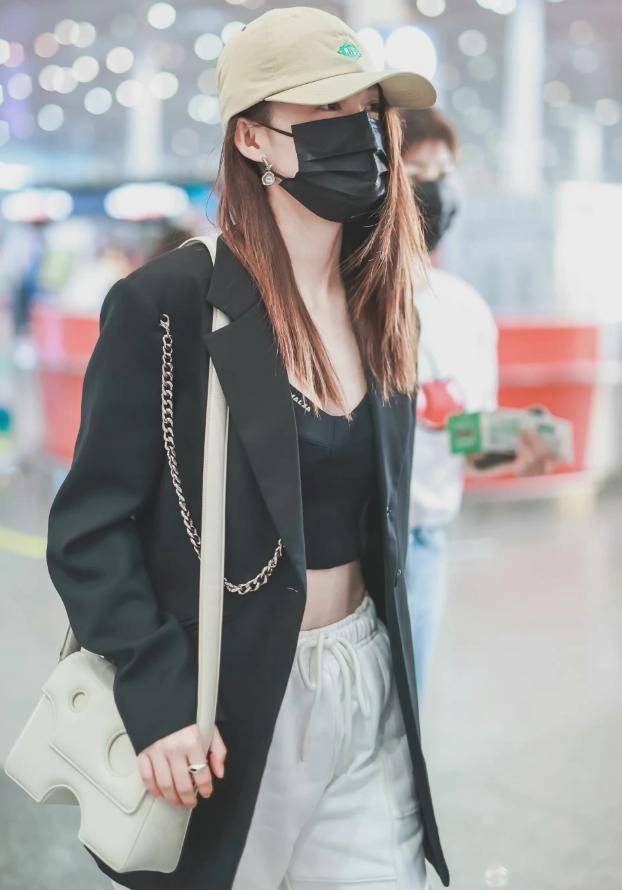 李沁机场私服照释出,黑白搭配简约大气,帅气girl上线_look_黑色_女子