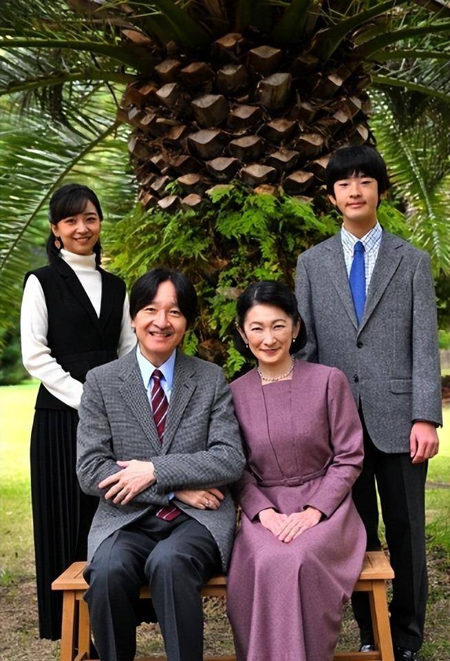 日本纪子妃全家福来了!