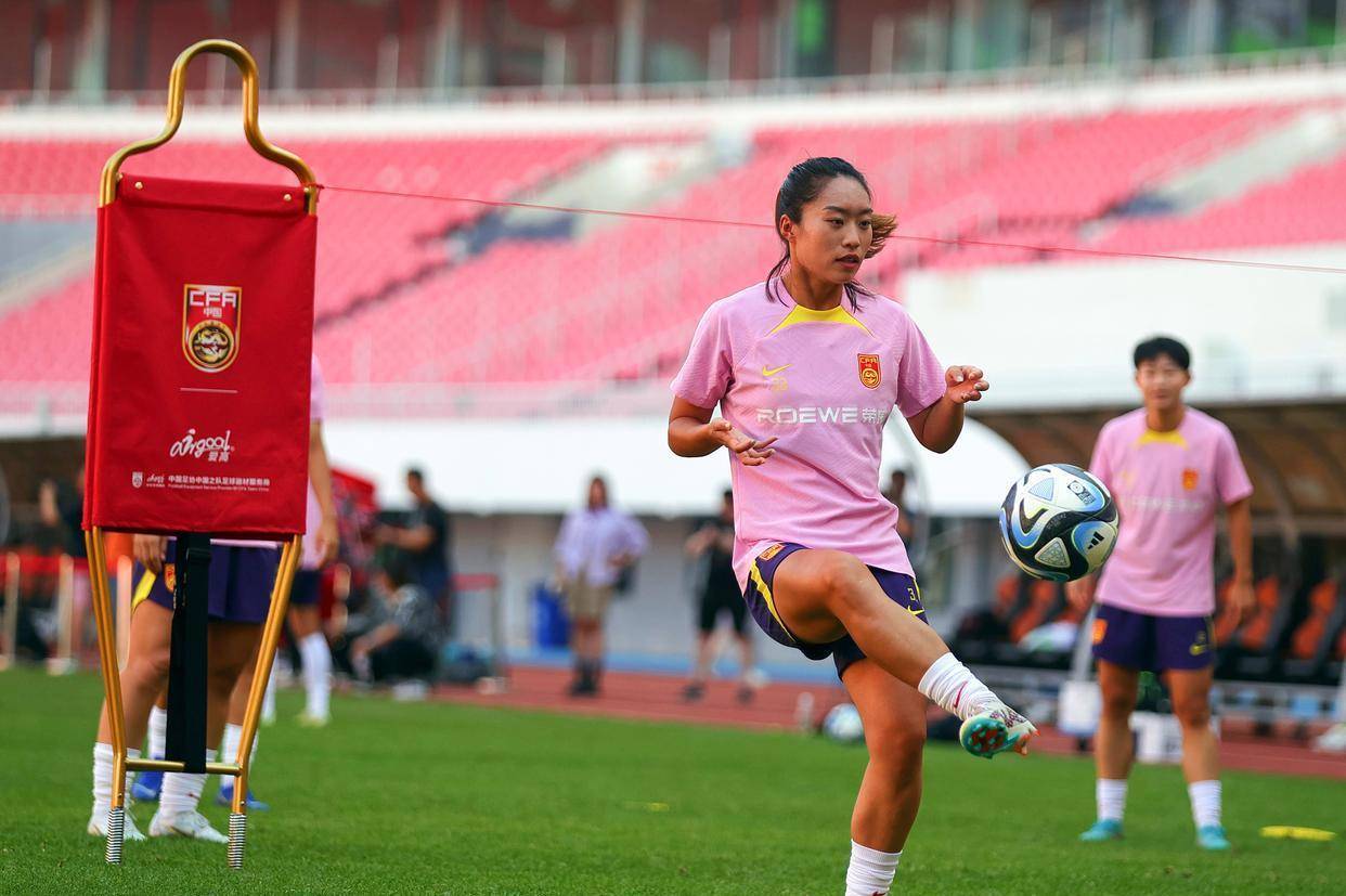 唐佳丽放弃18号球衣,谁穿了肖裕仪的20号和王霜的7号球衣呢?