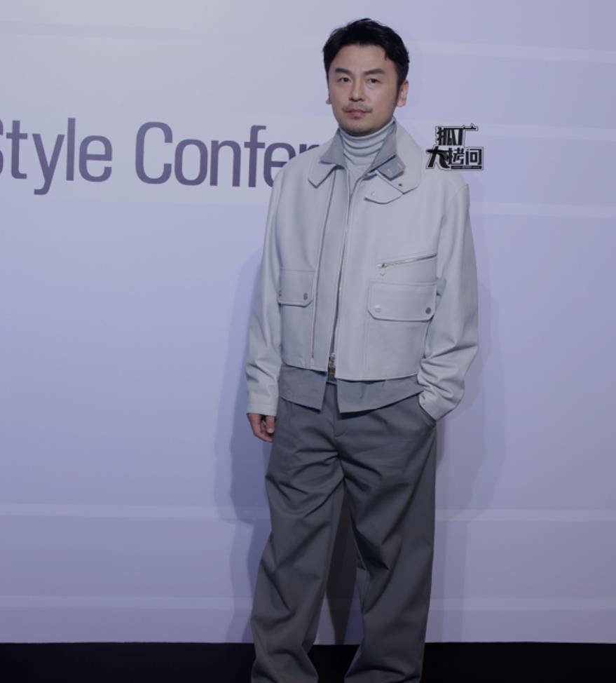 雷佳音.看起来像游乐场的小丑.