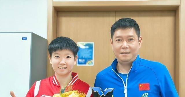 妻子探班,邱贻可表现冷淡,网友:年龄差距有点大!_文伟来_训练场_荣誉