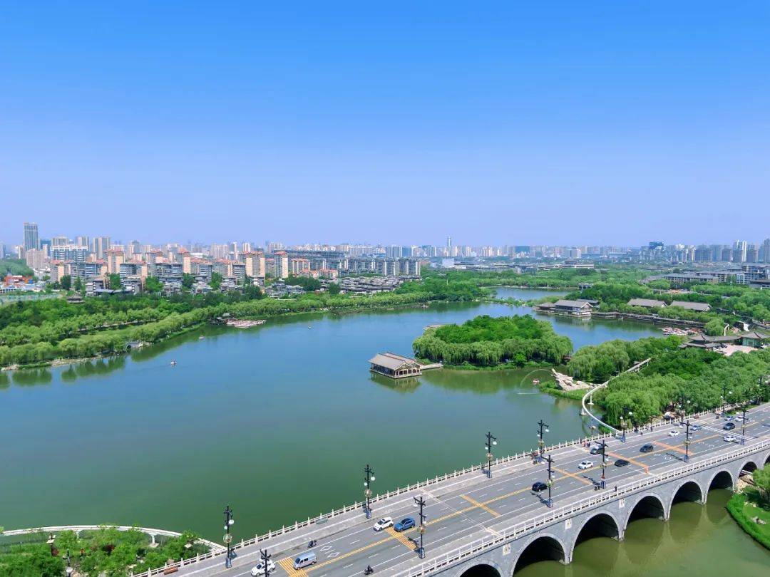 攤開地圖來看,項目周圍西安植物園,雁鳴湖休閒公園等6大公園環繞,每