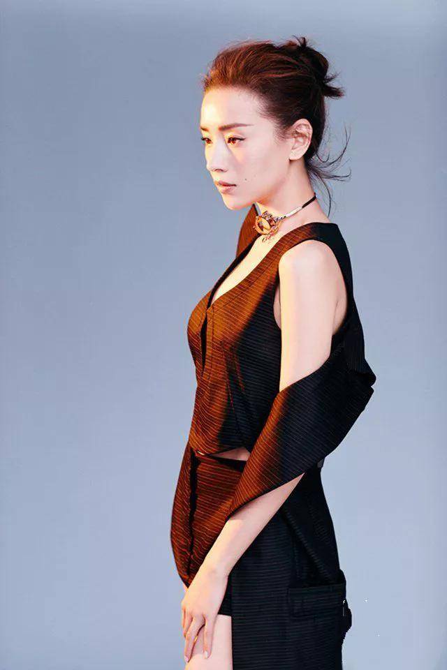 董洁高清壁纸美图,皮肤白皙,一颦一笑尽显时尚_风姿_知性