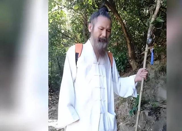 道观向道士收门票,气得牛鼻子老道破口大骂:把祖宗信仰拿去卖钱_道家