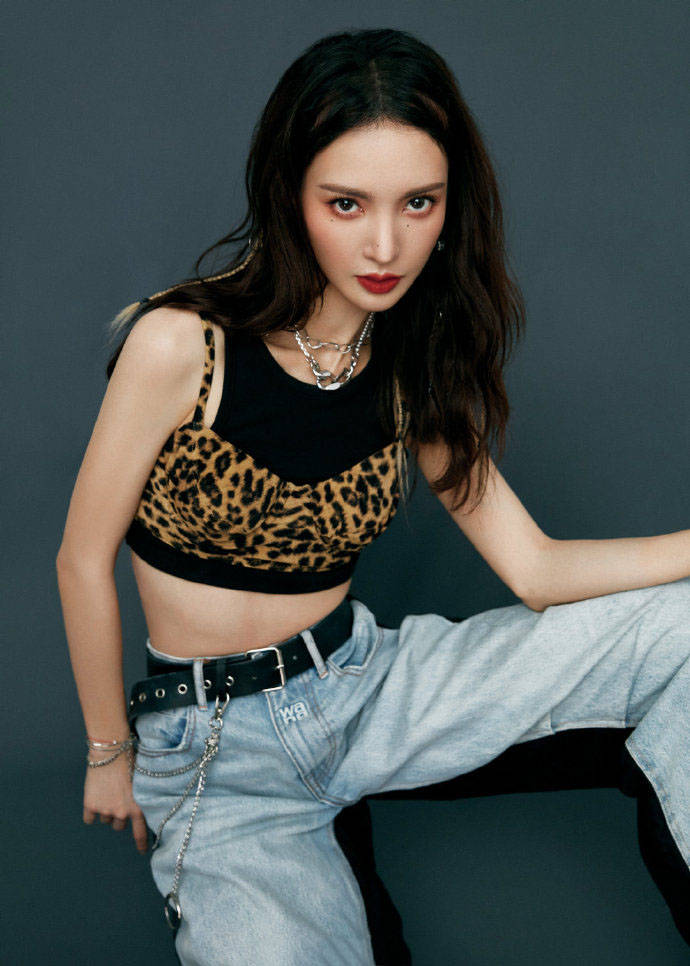 金晨亮相节目野心好大,豹纹背心直接外穿,这马甲线让人不放心_黑色