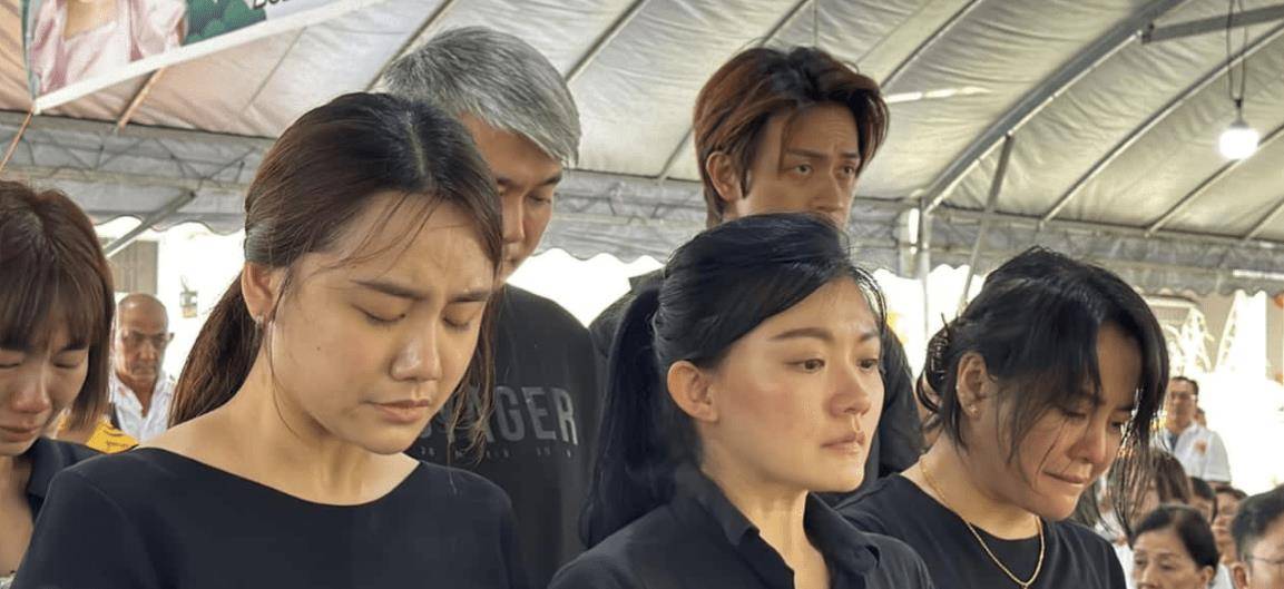 王学晶,金燕子,连倩文,曾国辉轮流上香.