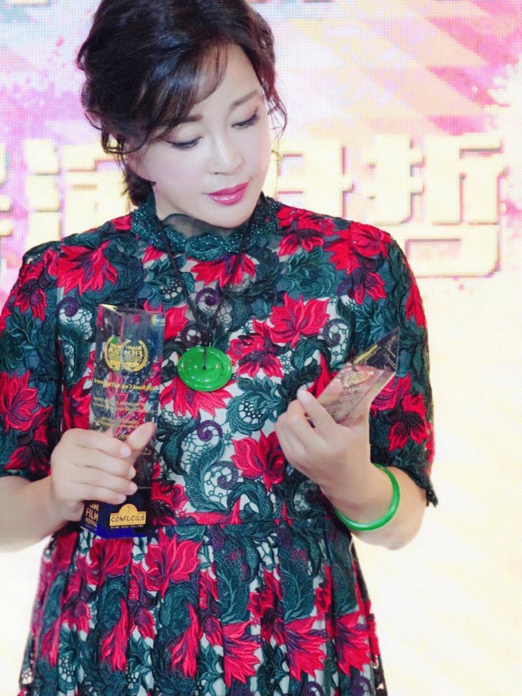 刘晓庆终于服老了,穿红系印花连衣裙配翡翠绿首饰,优雅又贵气_效果