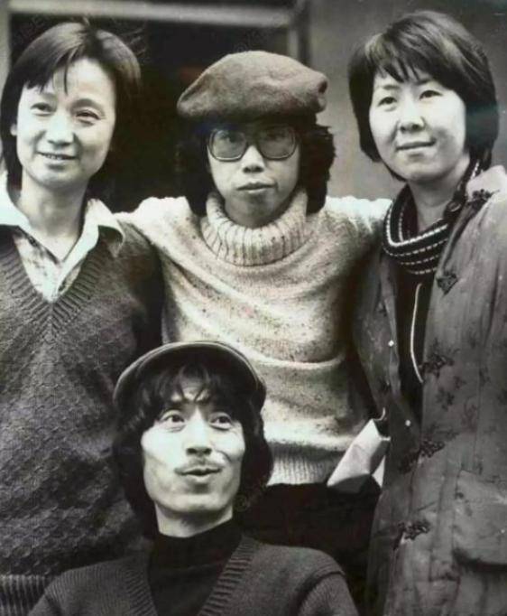 三人就这样平静的生活着,王玫负责着家中的大小事务,刘立立已经小有