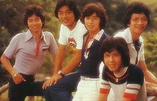 "校长"谭咏麟的潇洒史,以及让他爱不释手的小22岁女粉丝_小时候_父亲_