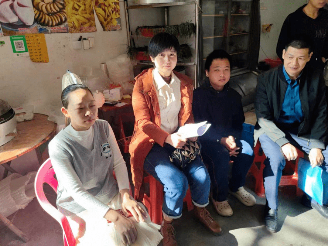 丰顺县华侨中学开展学生资助入户访谈及安全教育家访活动_家长_进行