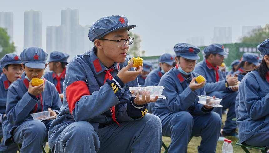 中午时分,基地为同学们准备了红军服和忆苦思甜红军餐,同学们换上红军