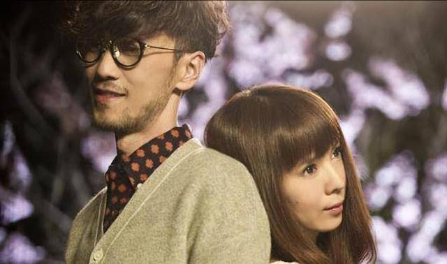 周传雄演唱会舞台上意外摔倒,粉丝尖叫,他却微笑安慰:我没事!