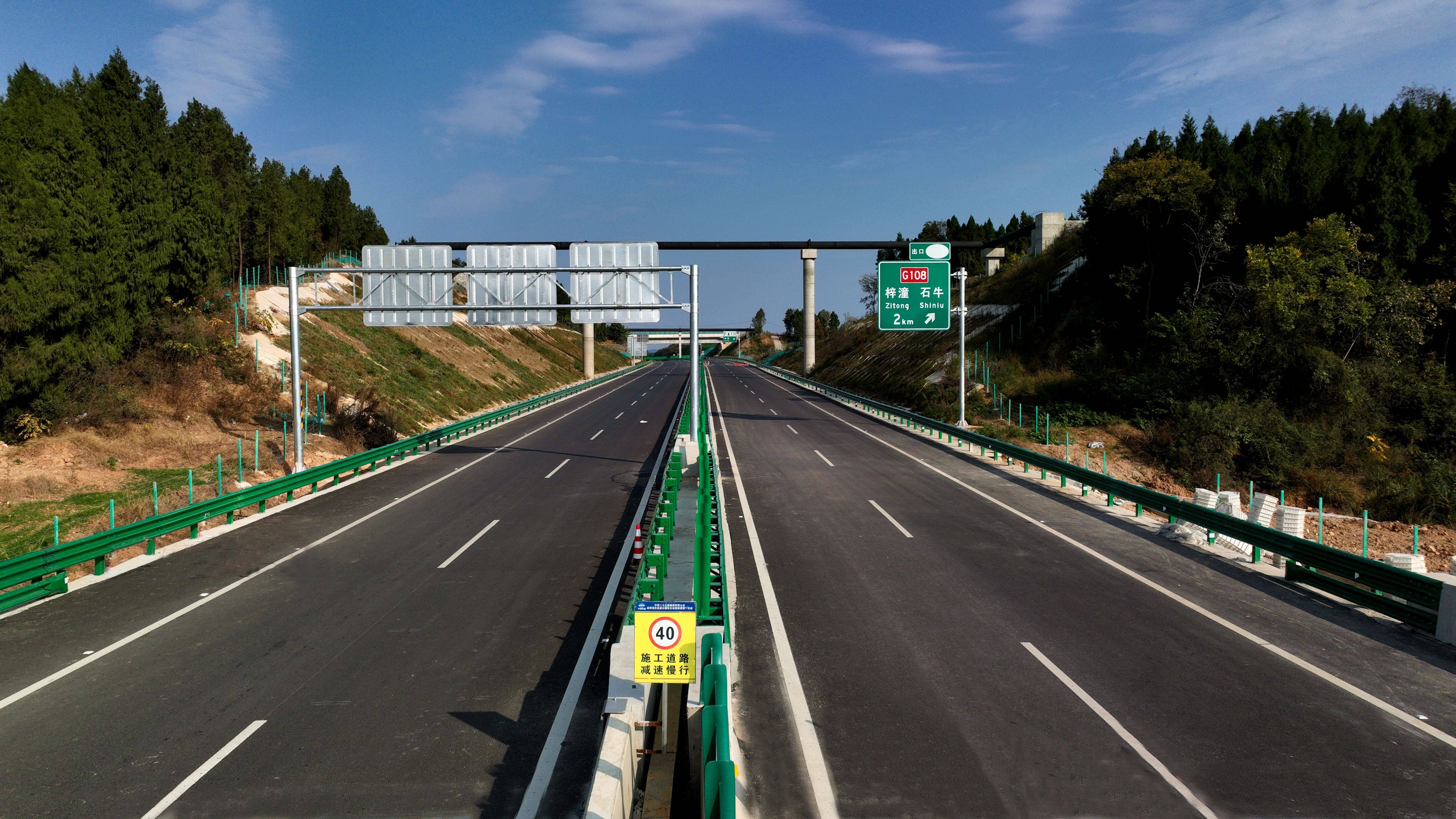 据悉,绵苍高速公路是梓潼县首条高速公路,也是梓潼县深入实施交通强县