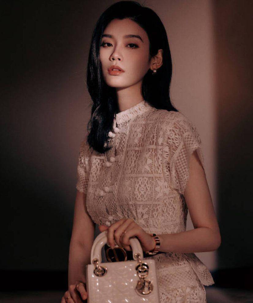奚梦瑶穿白色蕾丝裙温婉松弛 摩登时尚秀超模风采_风格_一面_艺术