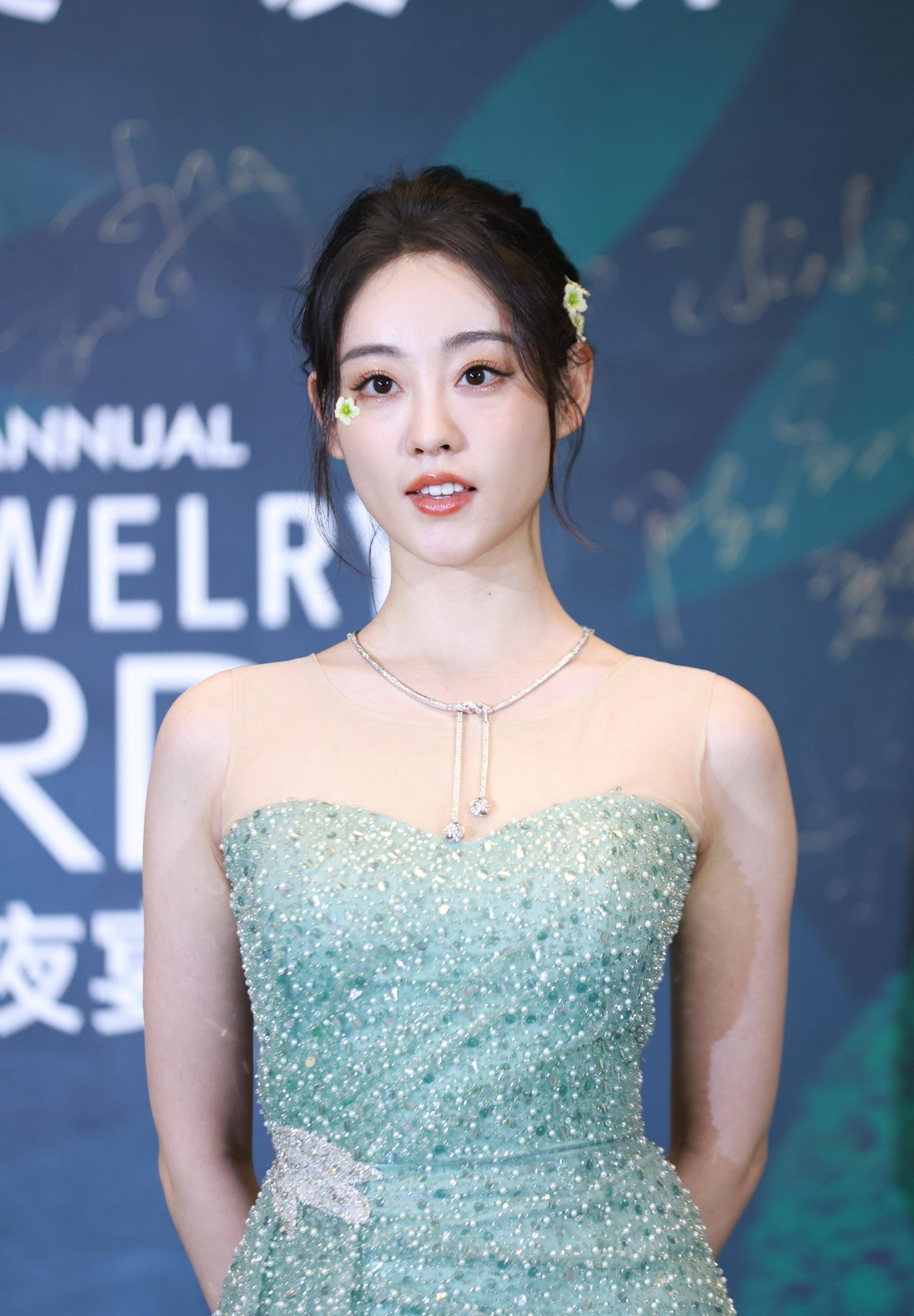 祝绪丹芭莎珠宴浅绿开衩礼服,完美平衡性感与清纯!_时尚_连衣裙_珠宝