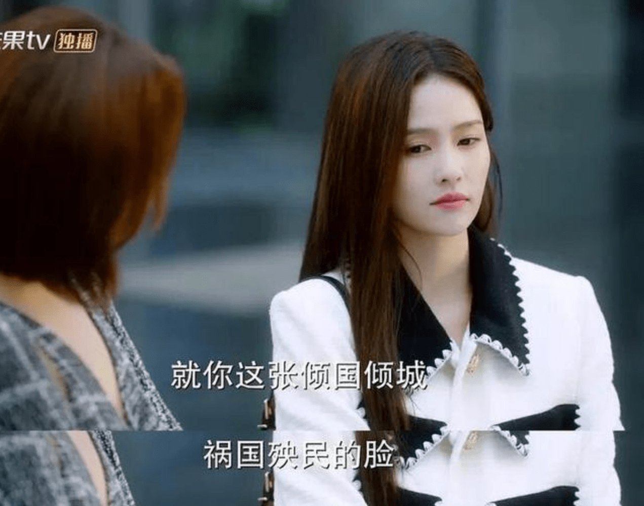 同样出演女主播,29岁白鹿也只配给48岁的佘诗曼当洗脚婢_演技_新闻