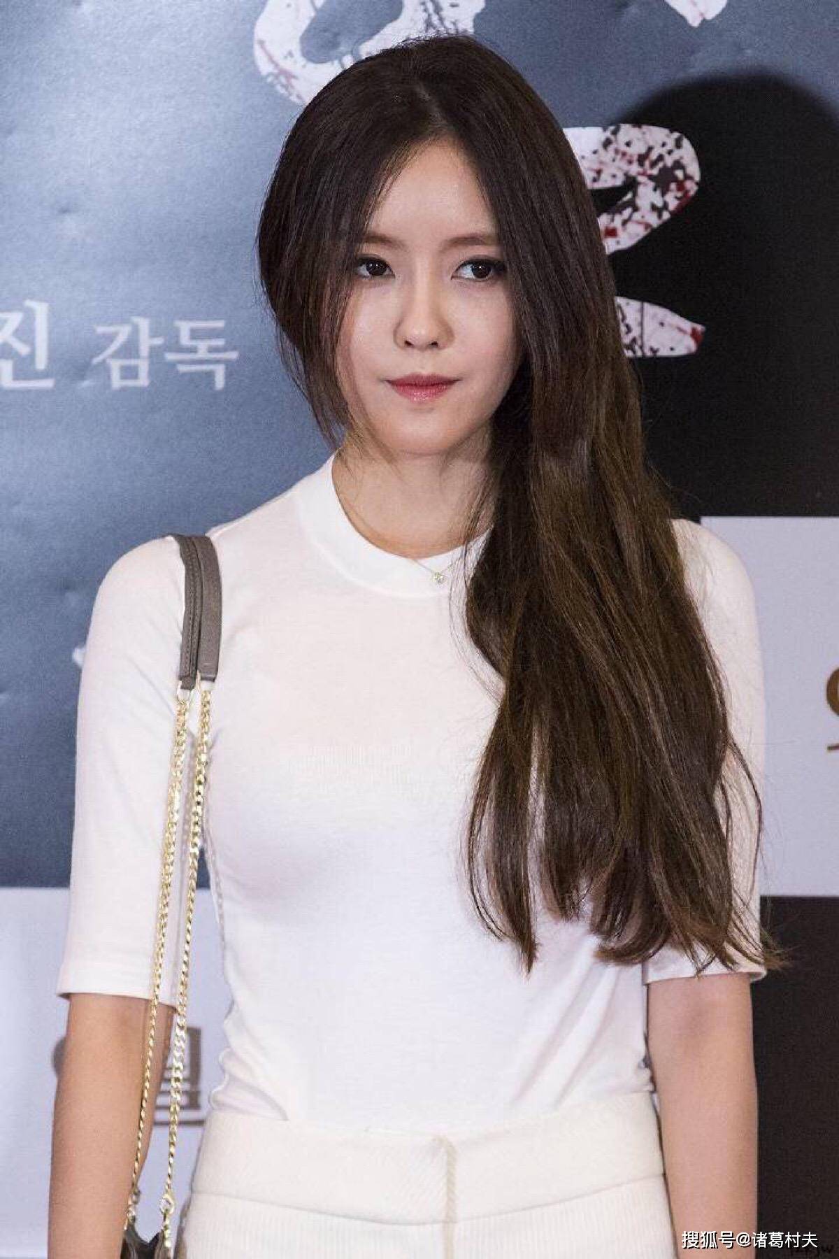 首先,朴孝敏的颜值无疑是她最大的魅力之一.