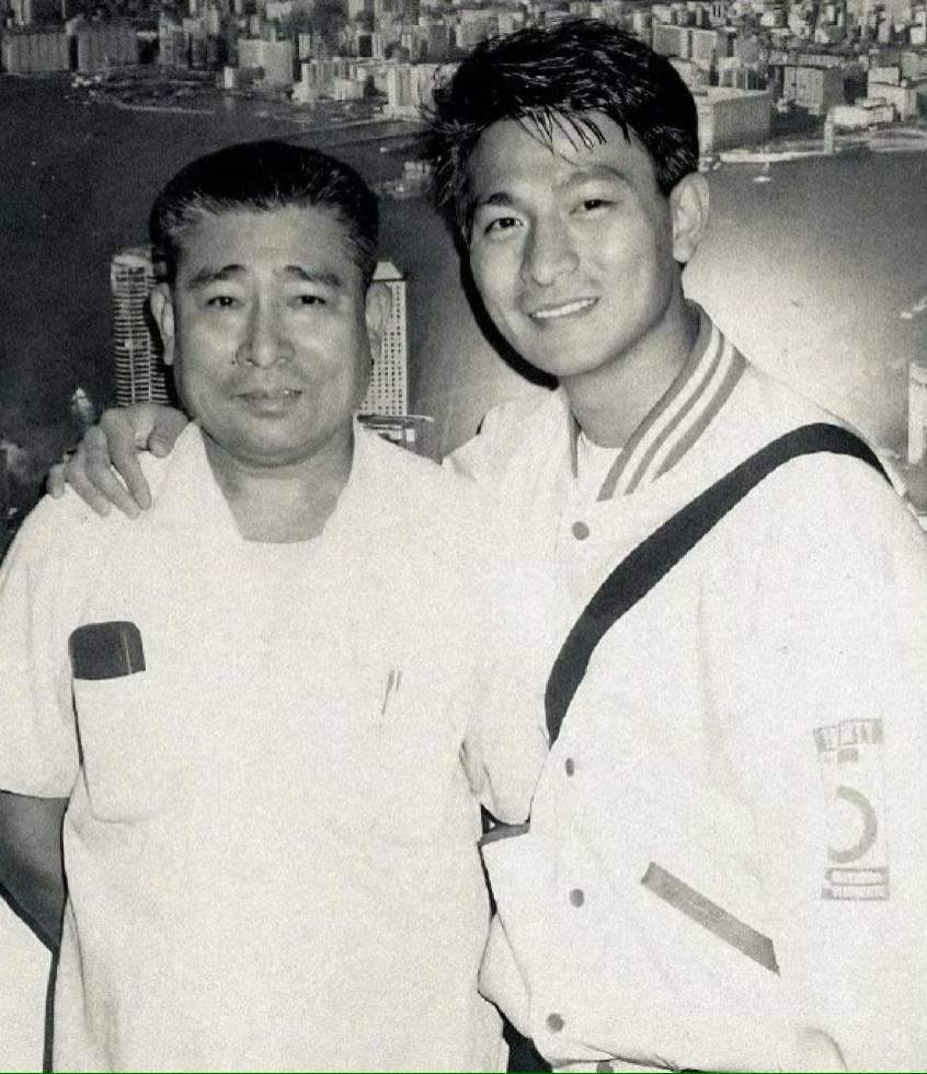 刘德华为父亲设灵,刘母仅逗留4小时返家,杨受成叶德娴亲自到场吊唁_刘