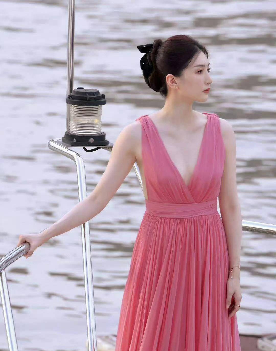 江疏影穿上粉色裙子,展现出梦幻般的仙女范!