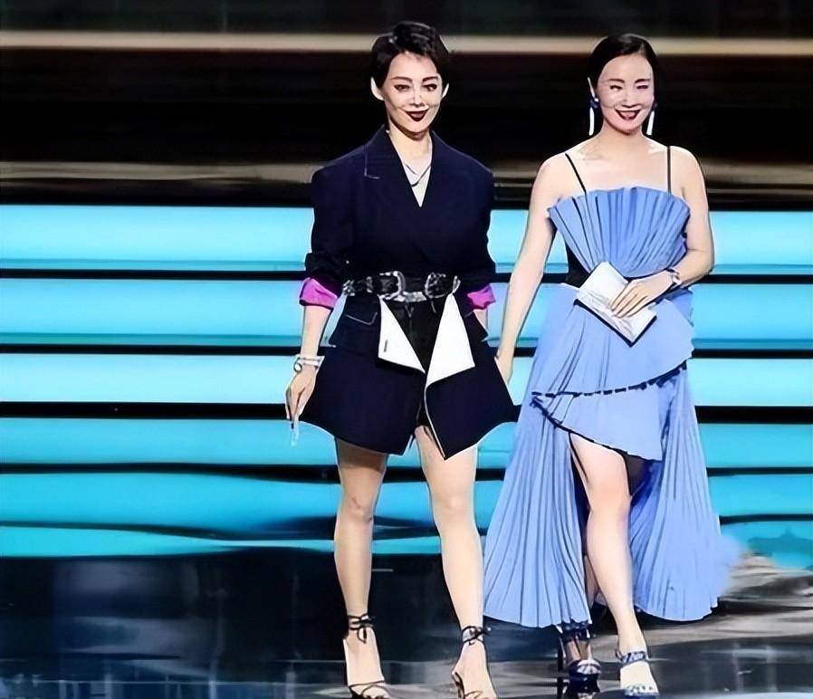 宁静同台陶虹,同样50岁状态大不同,一个霸道总裁,一个甜美姐姐_女性