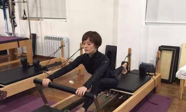 米娜能够保持如此完美的身材,保持年龄,其实和她常年保持健身的习惯是