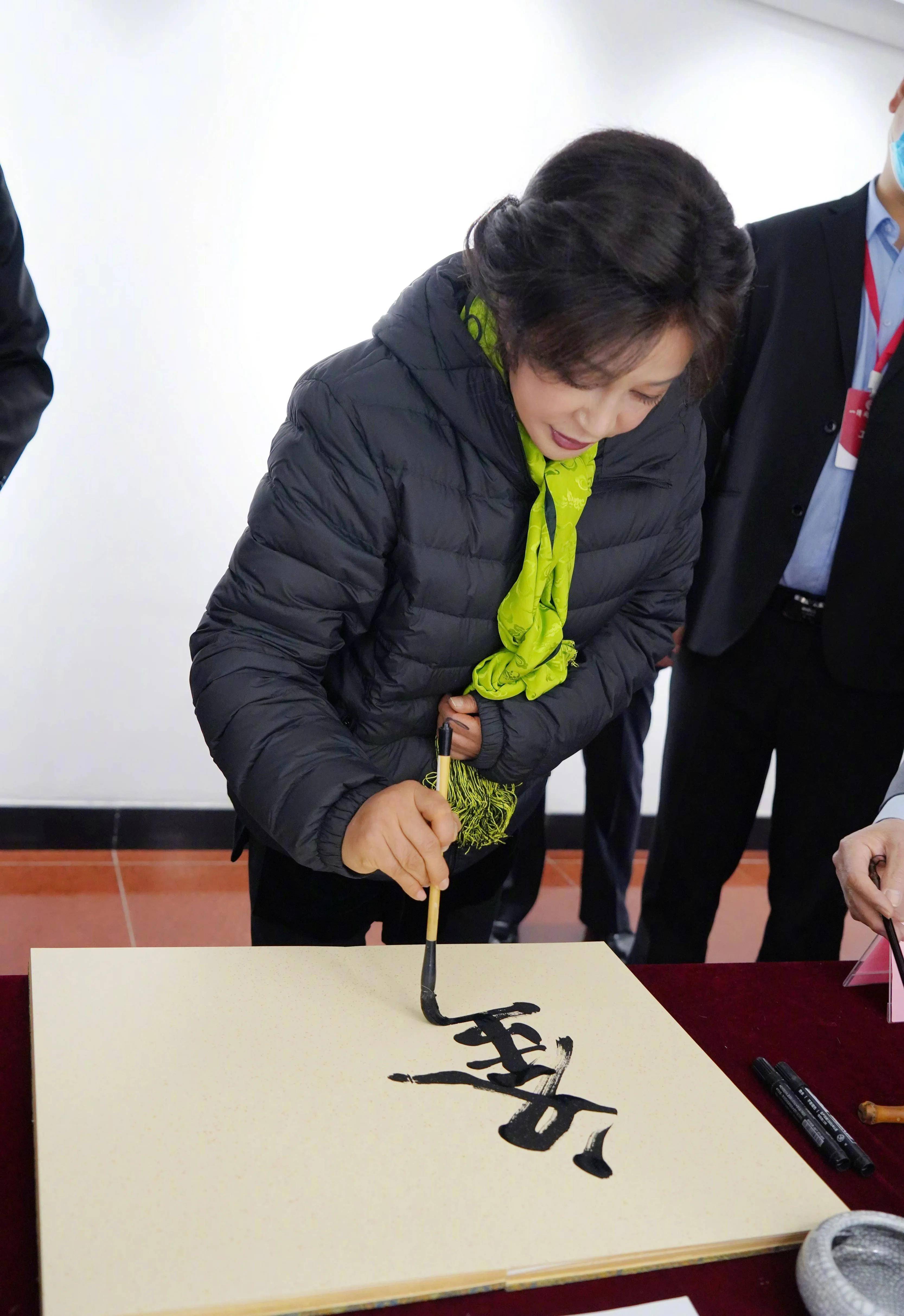 刘晓庆前夫陈国军,分手27年再相聚,迟来的告白让她潸然泪下_赵雅珉