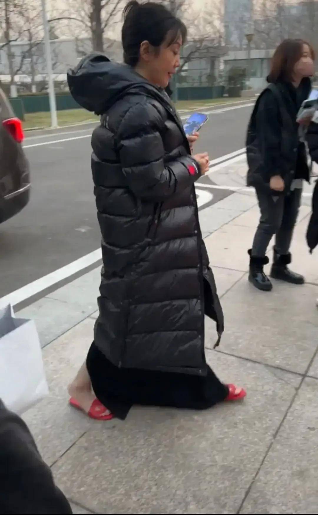 闫妮穿拖鞋走红毯,紧裹羽绒服,主打接地气_侯鸿亮_关晓彤_礼服