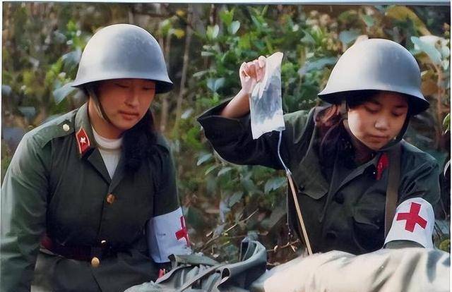 86年老山战场照《死吻》,亲吻临终士兵的女战士张茹,后来怎样了_赵维
