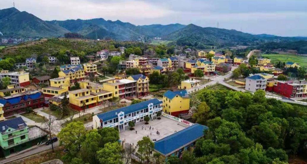 江西上饶横峰县刘家火车小镇充满历史气息的旅游胜地_游客_文化_广场