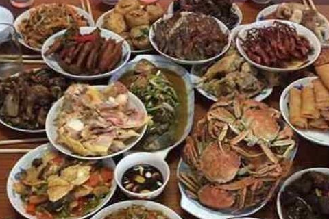 东北媳妇第一次在南方婆家过年，看到年夜饭后，吐槽“太小气”(图1)