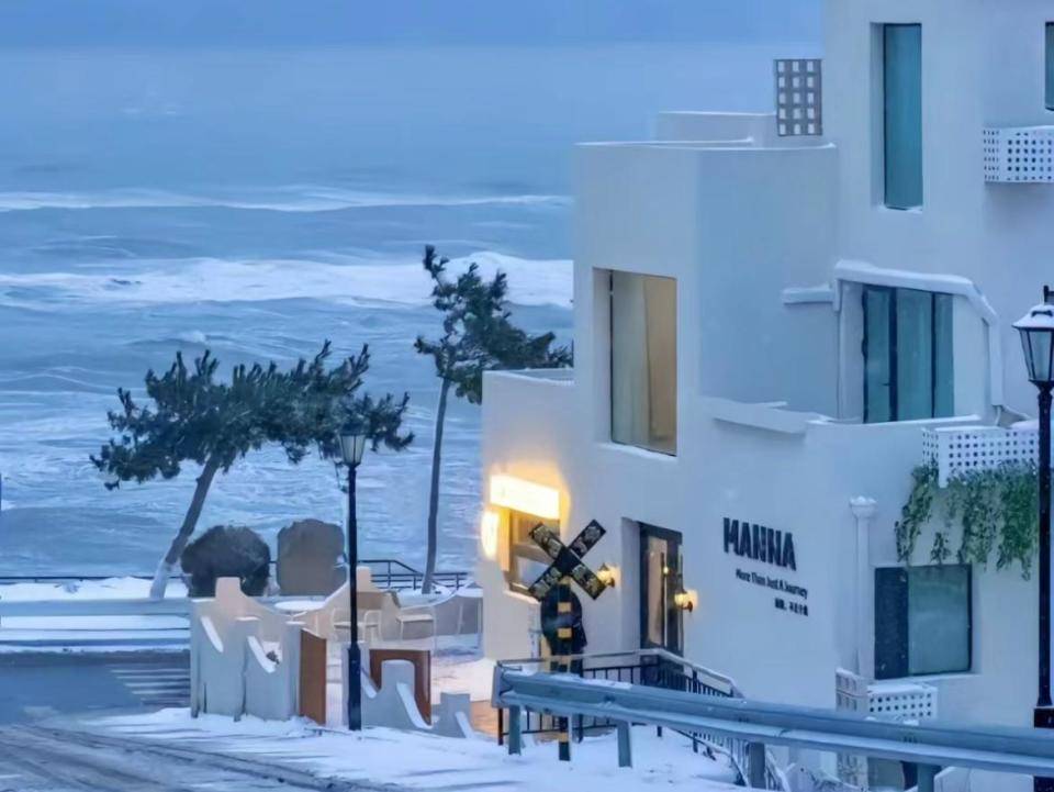 威海火了一个小胡同,冬日雪景美出天际,景色美拍照更美_火炬_美景