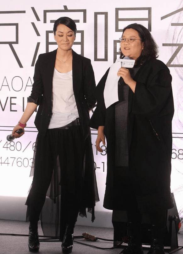 毛阿敏同框洪晃,身高高10cm却输得彻底,果然才女气场明星比不了_黑色
