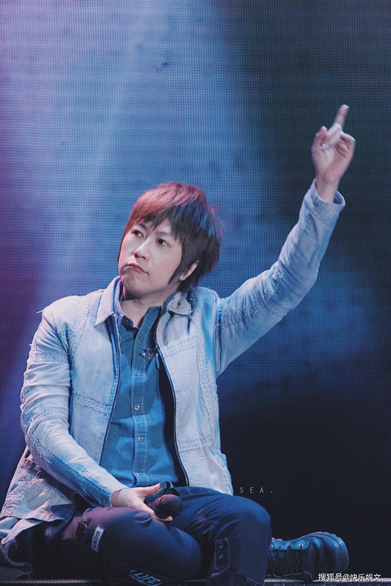 48岁五月天阿信发文庆生:做好自己,人生简单!