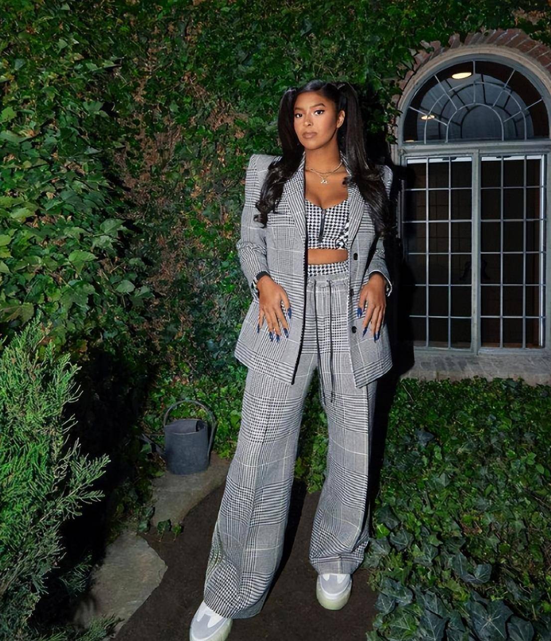 180身高大长腿抢镜,五官精致和妈妈一样_娜塔莉亚_知识_黑色