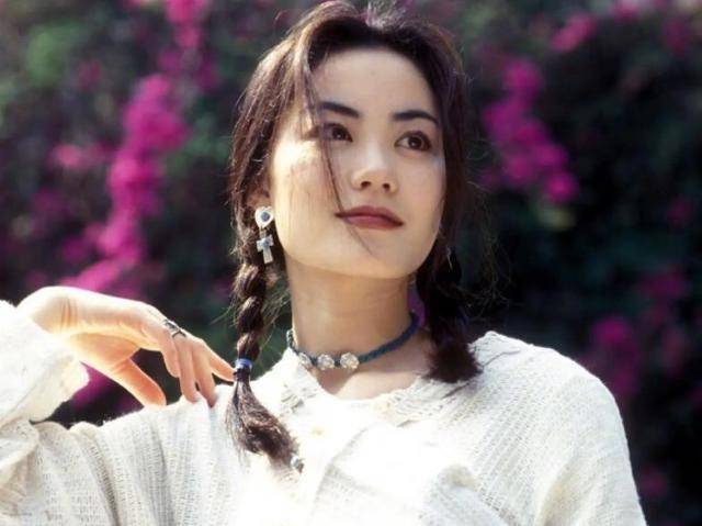 的温柔细腻,到《转木》的深沉忧伤,再到《匆匆那年》的复杂情感,王菲