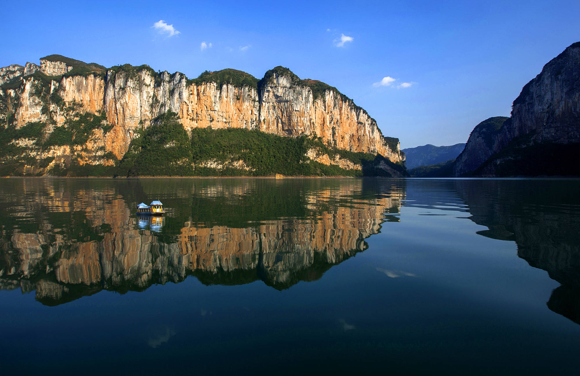 乌江源百里画廊景区地处贵阳与毕节交界处,位于毕节市黔西市新仁乡,六