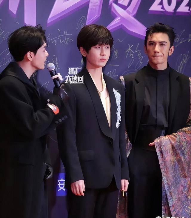 坐大佬旁边的杨幂,让所有人知道了她的江湖地位_作品_演技_陈晓