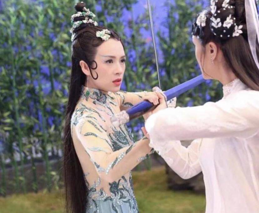 这个片段讲的是,青蛇与白蛇一同修仙,白蛇却放弃修行,要跟许仙在一起.