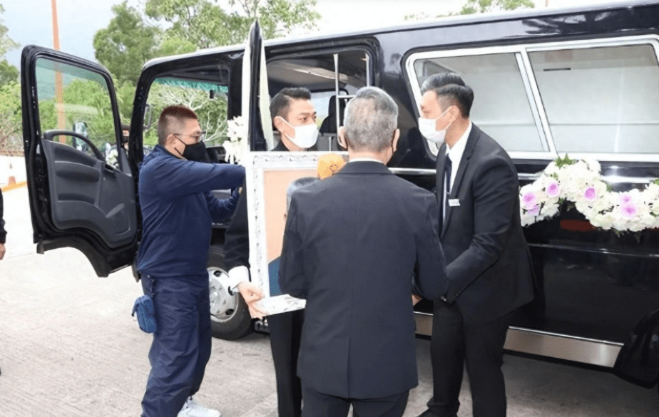 的妻子和女儿,则紧跟其后,乘坐保姆车进入现场或许是因为年纪太小