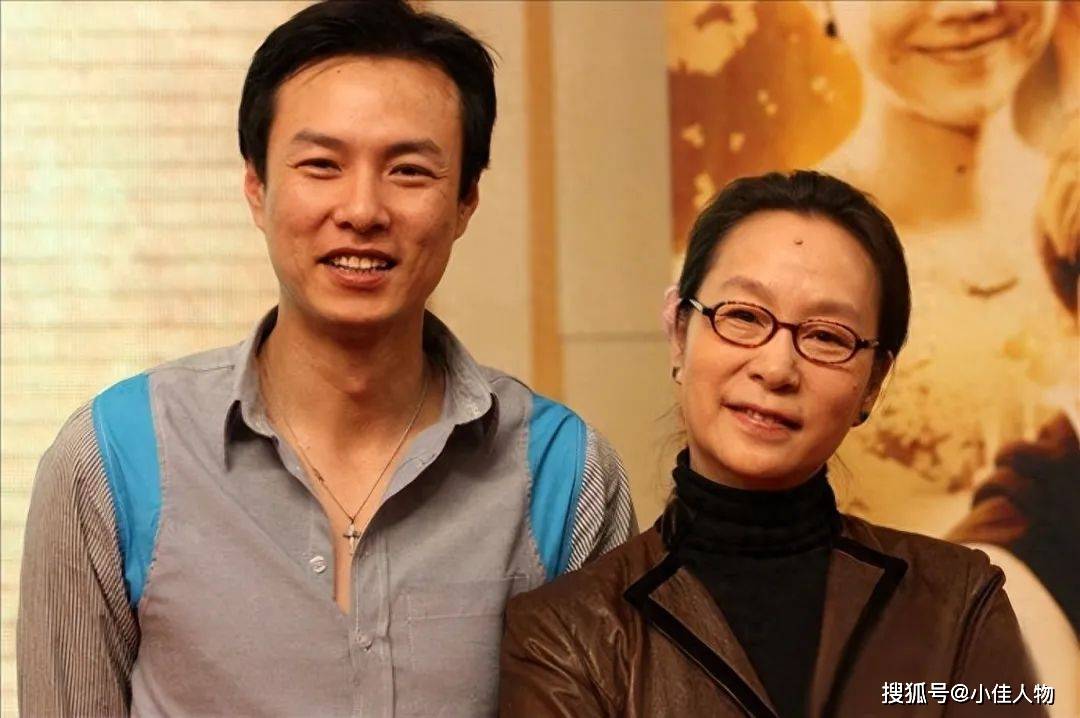 因穷被女友嫌弃,一气之下娶普通女老师的朱铁,如今过得还好吗?