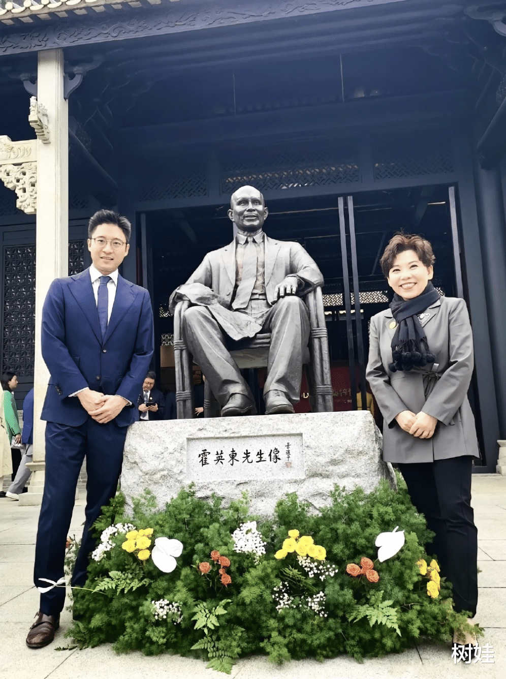 邓亚萍现身霍英东纪念馆,与何超琼霍启山合照,笑容灿烂尽显亲和_霍家