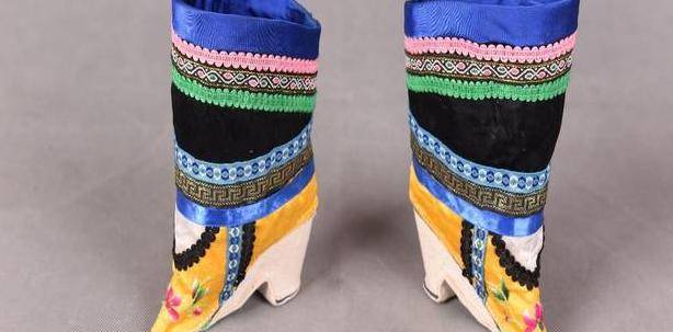 她16岁因小脚嫁入富户,从不让儿孙帮忙洗脚,90年来只给丈夫看过_过程