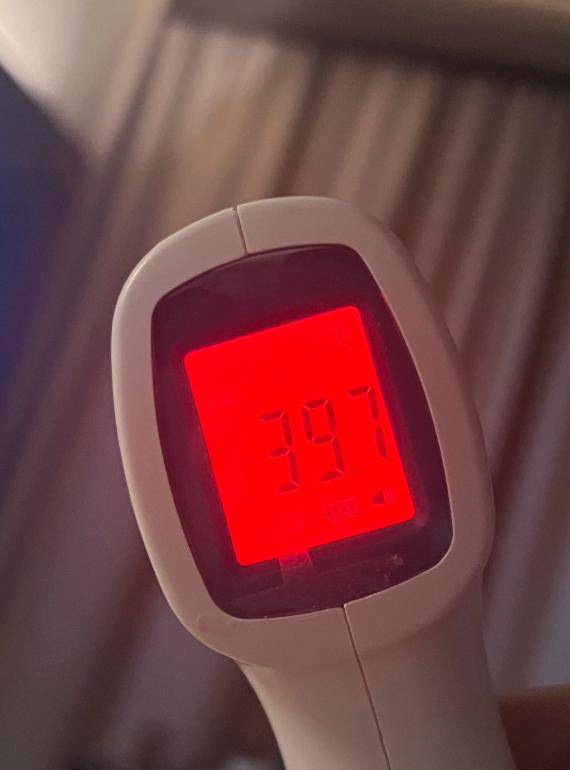 gq盛典朱珠发烧近40度坚持工作,病房输液化妆,憔悴感满满_职业_经历