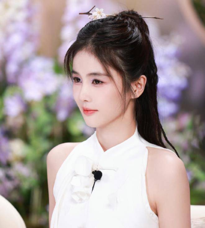 今天的出场,白鹿和程潇都穿着白色的衣服.