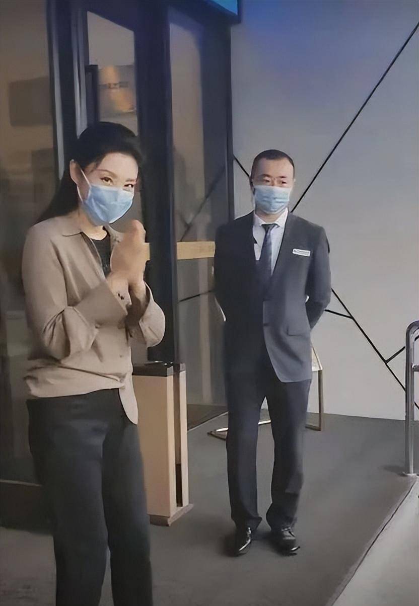 周涛下班被抓拍意外显年轻,容貌状态都比实际小不少,毫无气质!