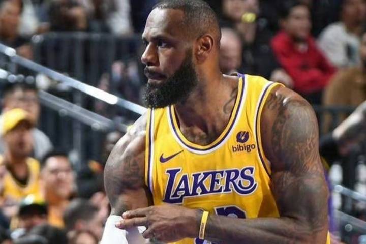 湖人核心詹姆斯再献全能表现赛季第15次三双入账